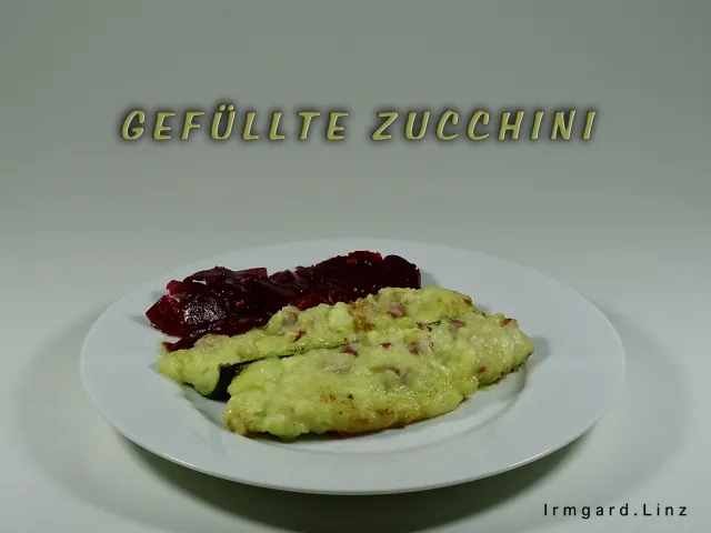 Gefüllte Zucchini 