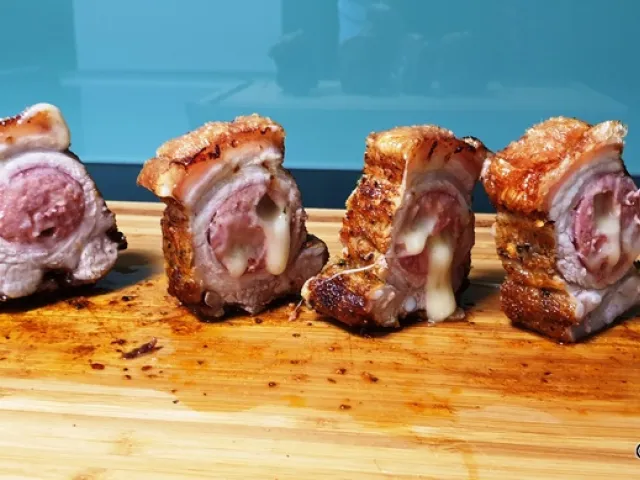 Schweinebauch mit Käsekrainer 