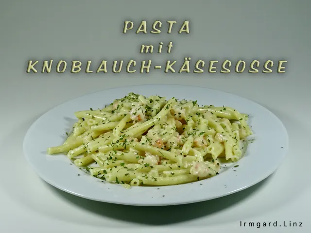 Pasta mit Knoblauch-Käse-Sosse
