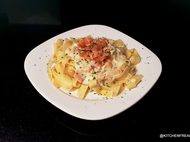 Lachsnudeln in Saint Agur Sauce