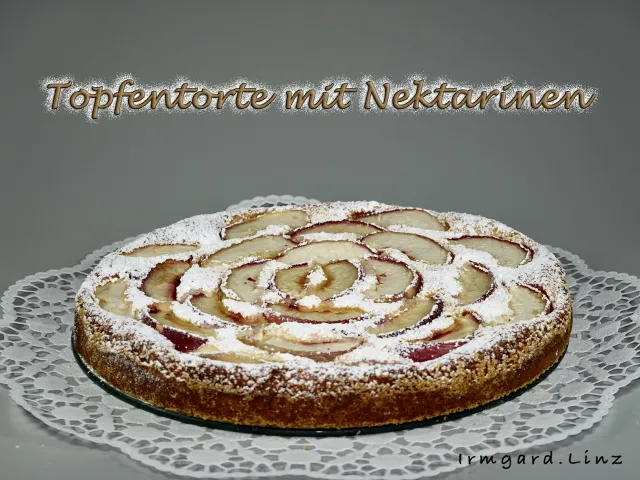 Topfentorte mit Nektarinen