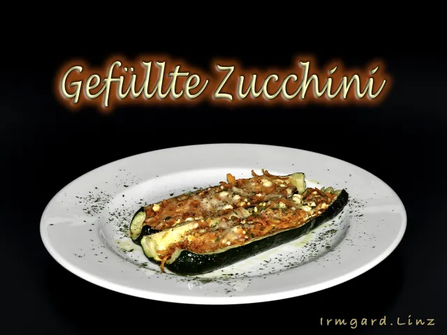 Zucchini gefüllt mit Feta und Kürbis