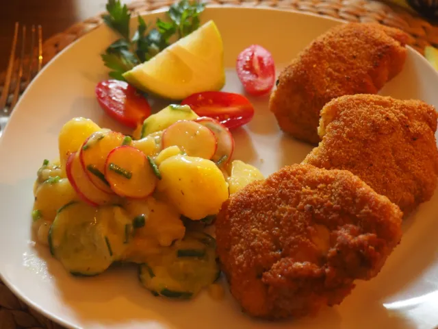 Backhendelbrust mit Kartoffel-Gurken-Radieschen-Salat