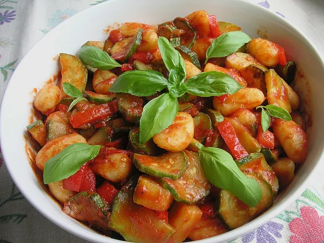 Paprika Gnocchi Salat mit Basilikum