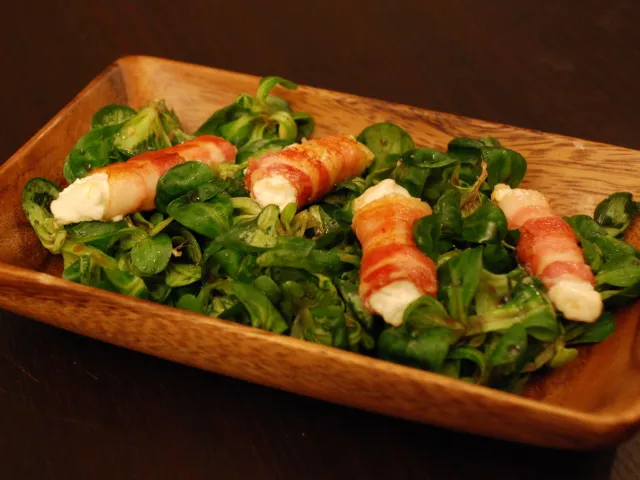 Blattsalat mit Feta-Speck-Röllchen