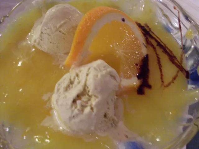 Geeiste Orangencreme mit Vanilleeis