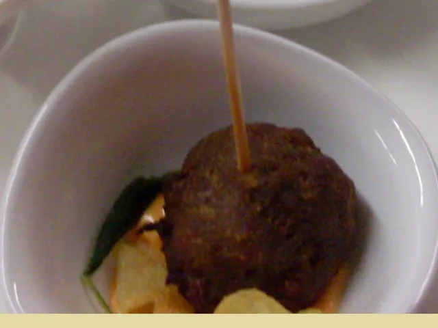 Hackbällchen mit Ayvar - Dip