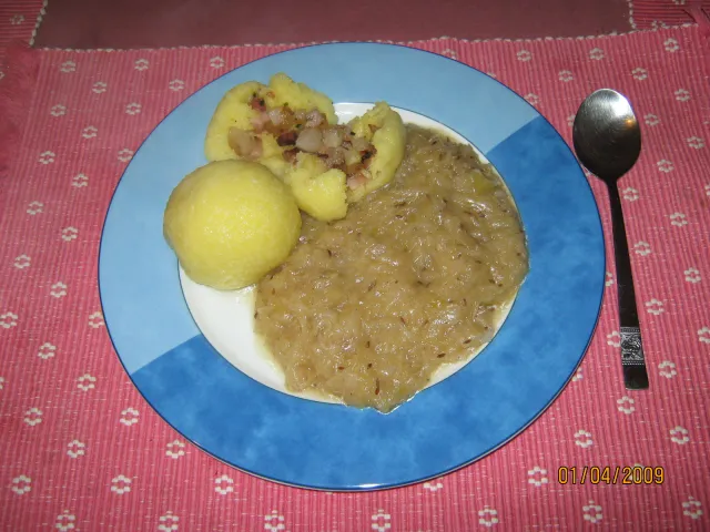 Speckknödeln mit Sauerkraut