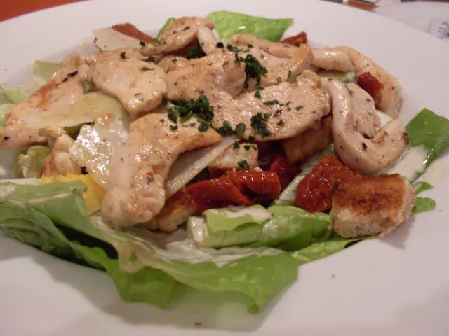 Salat mit Hühnerbrustfiletstreifen