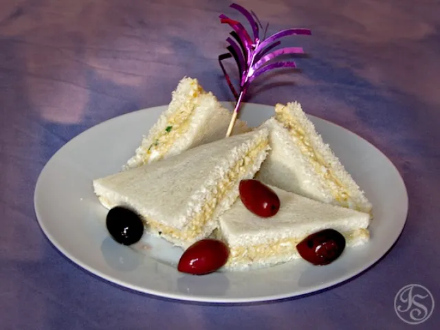 Tramezzini mit Ei und Sardellen