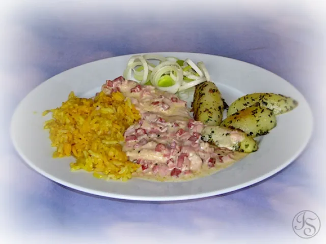 Putenschnitzel mit Schinken-Käse-Sauce