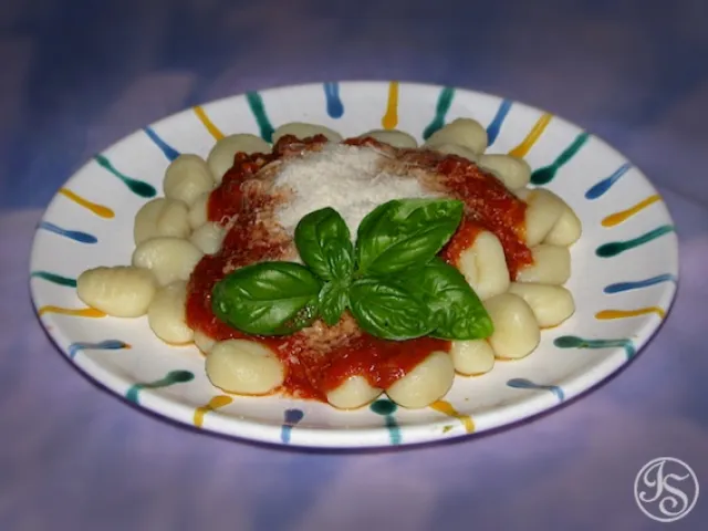 Gnocchi mit Pomodoro e Carne