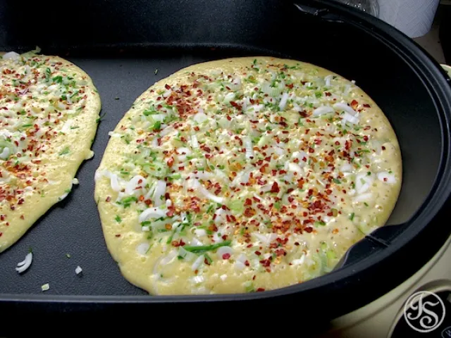 Palatschinken mit Frühlingszwiebeln