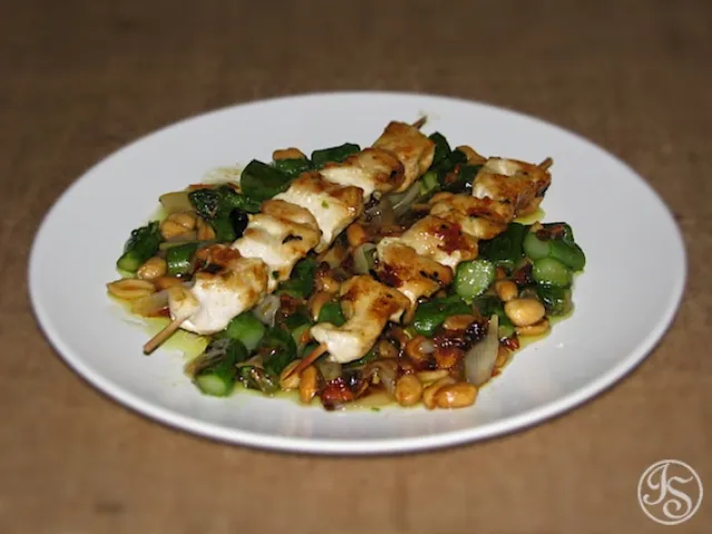 Hühner-Saté mit Erdnuss-Spargelgemüse