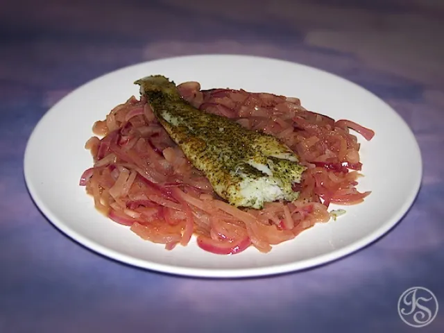 Heilbutt mit roten Zwiebeln