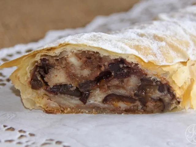 Zwetschkenstrudel mit Nüssen