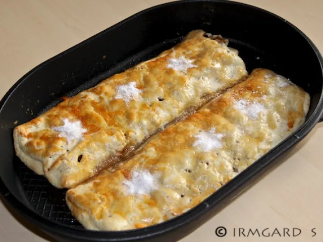 Apfelschlangerl aus Topfenteig