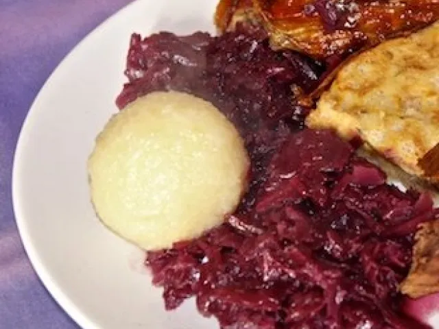 Blaukraut und Kartoffelknödel