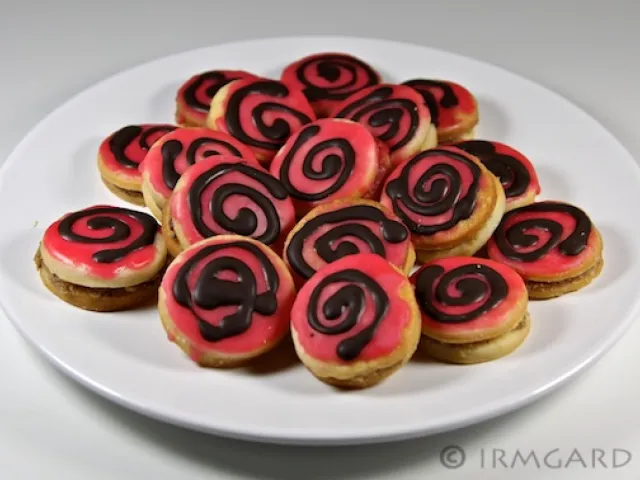 Nusstaler mit Granatapfelglasur