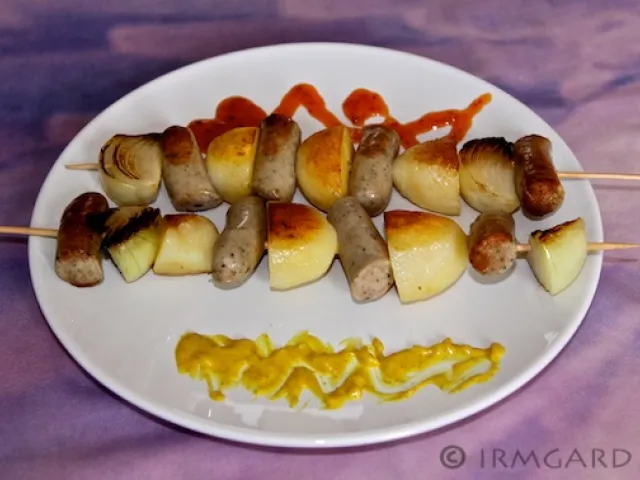 Bratwurst-Kartoffel-Spieße