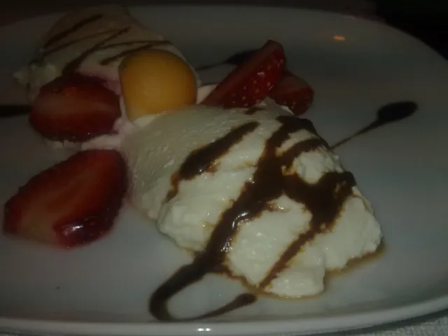 Joghurtnockerl mit Früchten