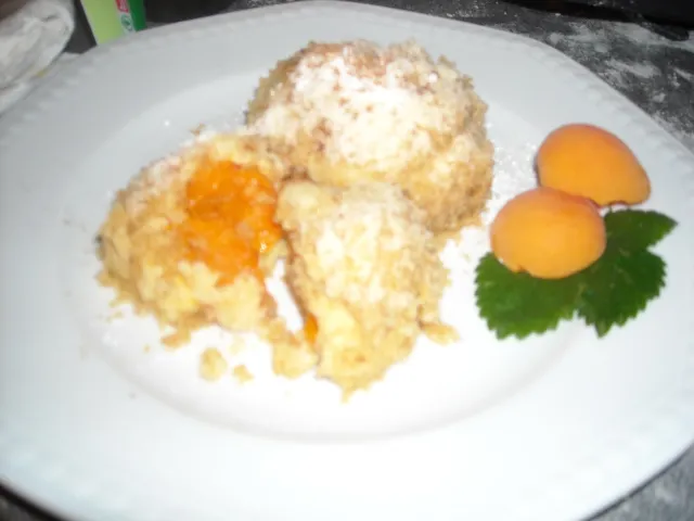 Marillenknödel aus Topfenteig