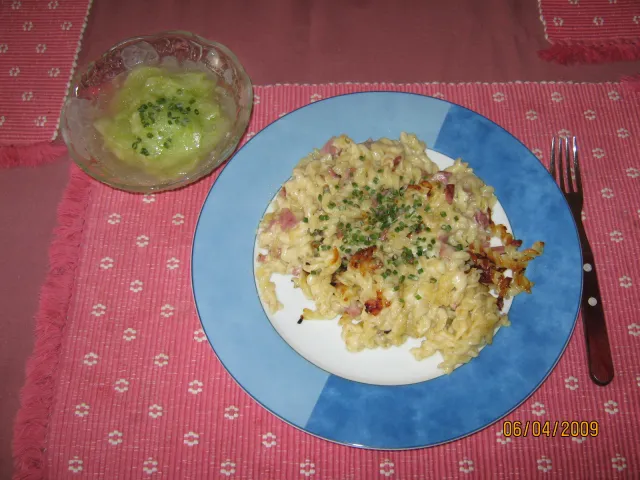 Nudelauflauf mit Schinken & Gurkensalat