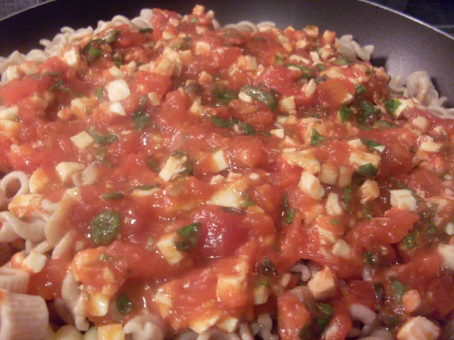 Nudeln mit Mozzarella und Basilikum