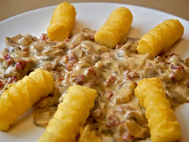 Schwammerlragout mit Kartoffelkroketten