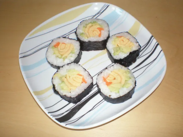 Sushi mit Avocado und Omelett