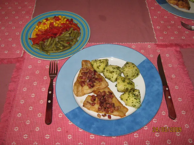 Schollefilet „Rustikal“ mit Petersilerdäpfeln & Salatgarnitur