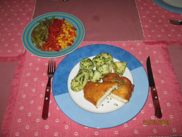 Schollefilet im Backteig mit Petersilerdäpfeln & Salatgarnitur