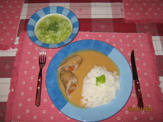Schweinsrouladen mit Wurzel-Rahmsauce, Reis & Gurkensalat