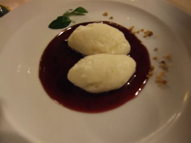 Topfengrießnockerl auf Fruchtsauce