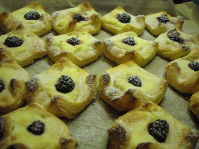 Topfenplundertascherl mit Brombeeren