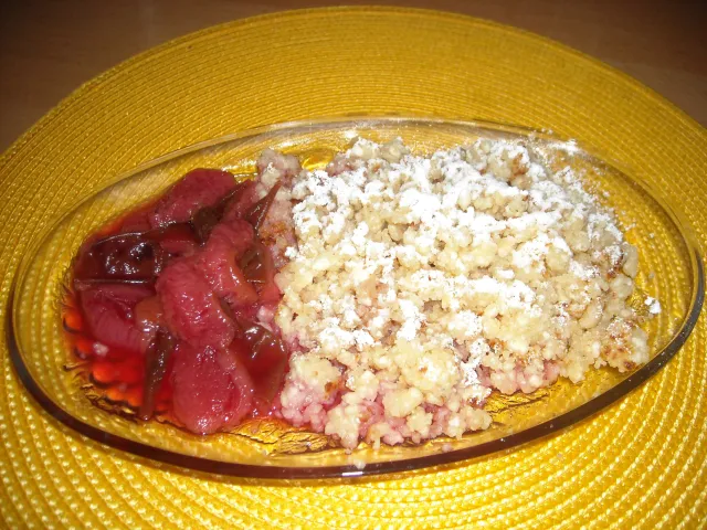 Topfenriebel mit Zwetschkenkompott