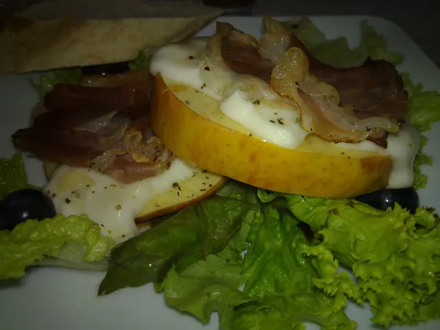 Ziegenkäse auf Apfelscheibe