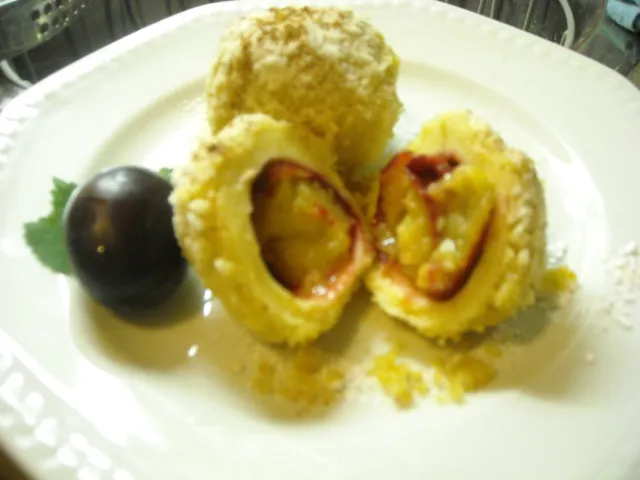 Zwetschkenknödel aus Brandteig