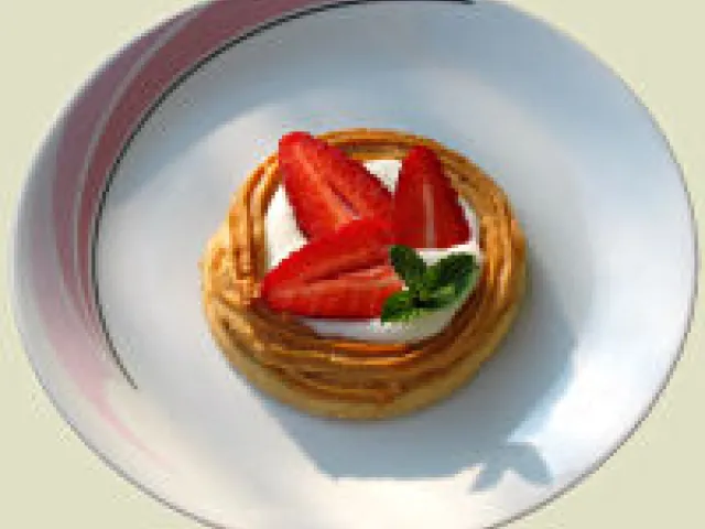 Marzipan-Nester mit Erdbeeren