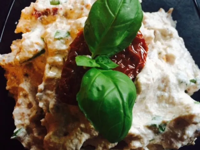 AUFSTRICH von getrockneten TOMATEN