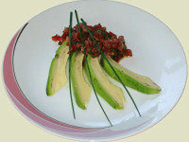 Avocado mit Tomatenvínaigrette