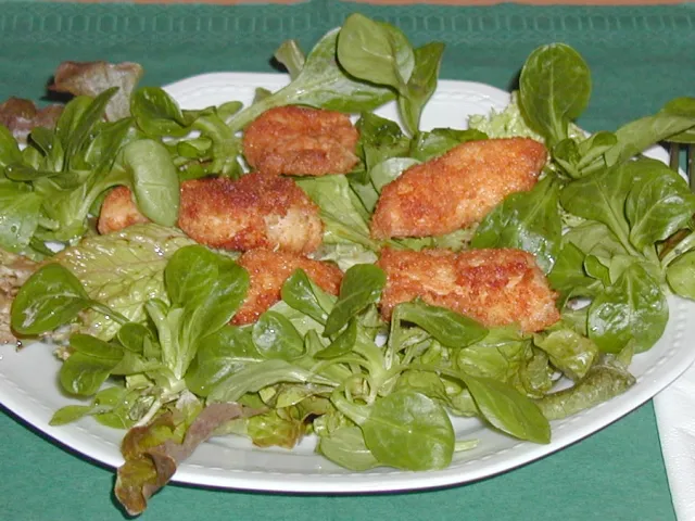 Backhendlstreifen auf Blattsalaten