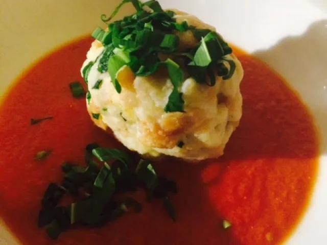 Bärlauch-Käse Knödel auf Tomatenspiegel
