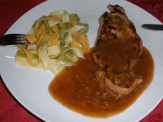 Beiried in Rotwein-Zwiebel Soße