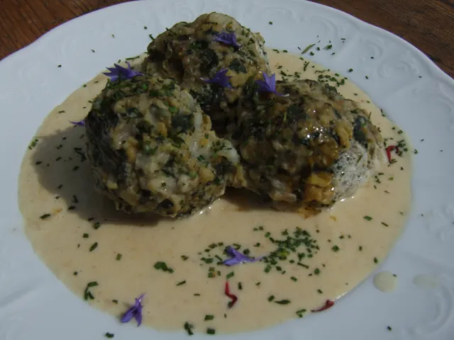 Brennesselknödel in Rahmsauce