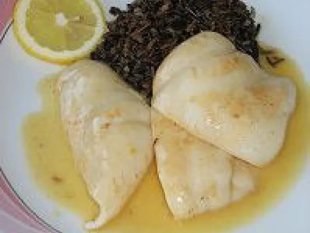 Gebratene Calamari auf Zitronensauce 