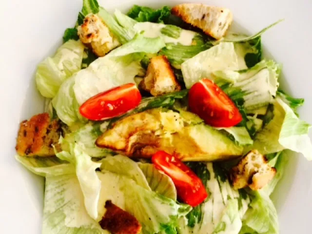 Ceasar Salad mit Avocado