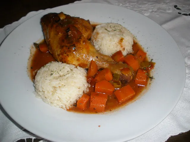 Hendlhaxerl auf Gemüse im Crocky