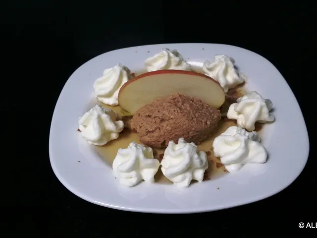 Tobleronemousse auf Apfelgelee