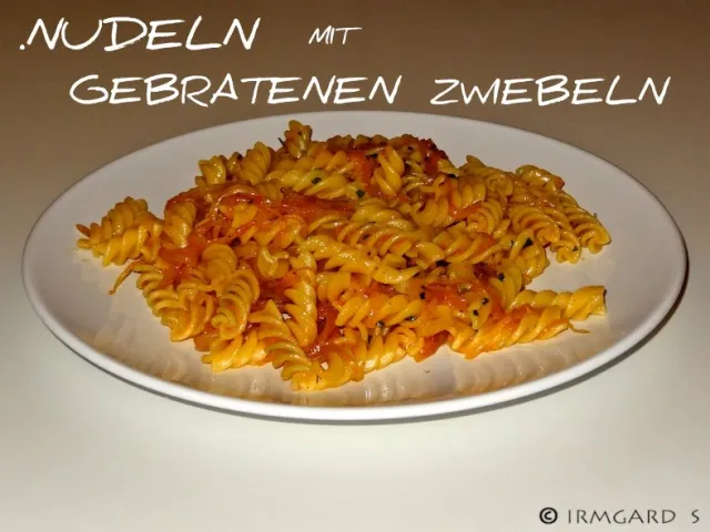 Nudeln mit gebratenen Zwiebeln